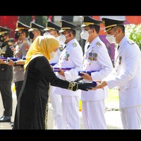 Belum genap enam bulan memimpin, ia sudah menyabet gelar kehormatan. Gubernur Jatim Dra. Khofifah Indar Parawansa, M.Si. menganugerahinya lencana Jer Basuki Mawa Beya Emas saat upacara HUT ke-76 Provinsi Jatim, Rabu (13/10/2021). (Foto: Instagram/@adityahalindra)