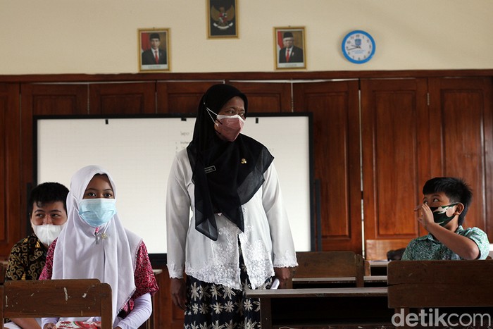 Cegah Corona Saat PTM, Pelajar di Kota Solo Jalani Swab PCR Acak Sejumlah pelajar di Kota Solo menjalani swab PCR secara acak. Kegiatan swab PCR itu diketahui akan digelar di sejumlah sekolah hingga 21 Oktober 2021 mendatang.