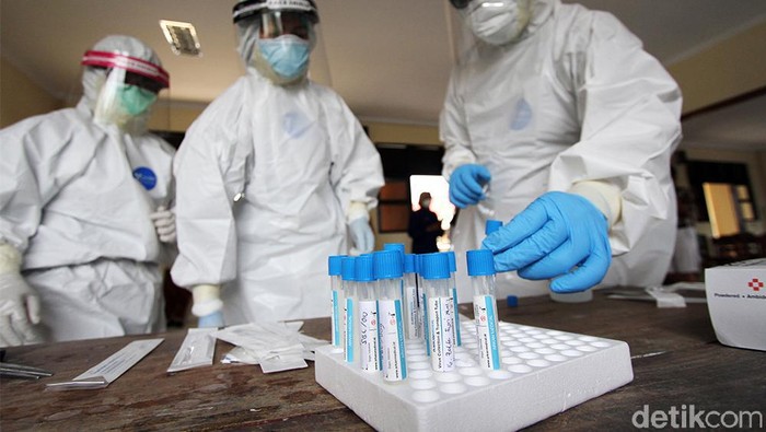 Sejumlah pelajar di Kota Solo menjalani swab PCR secara acak. Kegiatan swab PCR itu diketahui akan digelar di sejumlah sekolah hingga 21 Oktober 2021 mendatang.