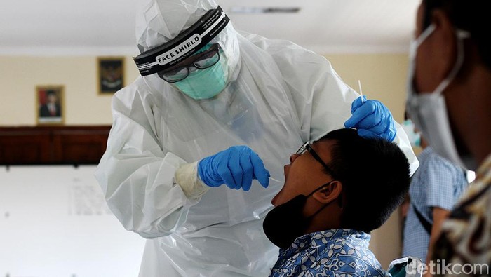 Sejumlah pelajar di Kota Solo menjalani swab PCR secara acak. Kegiatan swab PCR itu diketahui akan digelar di sejumlah sekolah hingga 21 Oktober 2021 mendatang.