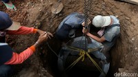Wakil Gubernur DKI Jakarta Ahmad Riza Patria menuturkan pengerjaan sumur resapan atau drainase vertikal merupakan program prioritas Pemprov DKI.