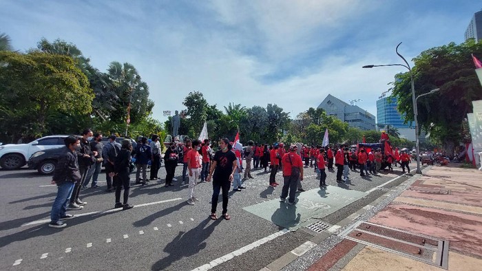 demo buruh di depan grahadi