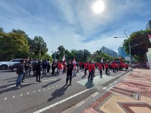 Demo Mahasiswa-Buruh di Depan Grahadi Sempat Bikin Lalin Tersendat