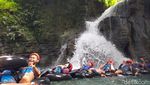 Foto: Seru-seruan River Tubing di Pangandaran, Berani Tidak?