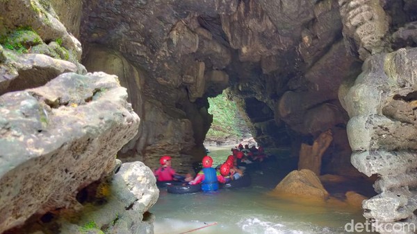 Panjang rute pengarungan alur sungai Santirah sekitar 1,5 kilometer. Di sepanjang jalur itu ada daya tarik yang luar biasa, yaitu keberadaan air terjun dan 4 buah gua alami dan eksotis. (Faizal Amiruddin/detikTravel)