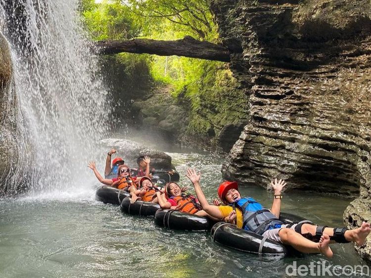 Foto: Seru-seruan River Tubing di Pangandaran, Berani Tidak?