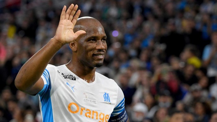 Ivorian Didier Drogba waves during the charity Heroes football match between former Olympique de Marseilles players and Team Unicef, at the Velodrome stadium in Marseille, southern France, on October 13, 2021. (Photo by Nicolas TUCAT / AFP)