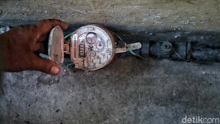 Pemprov DKI Jakarta berencana membuat regulasi tentang pengendalian penggunaan air tanah. Namun saat ini masih banyak warga yang menggunakan air tanah untuk kebutuhan.
