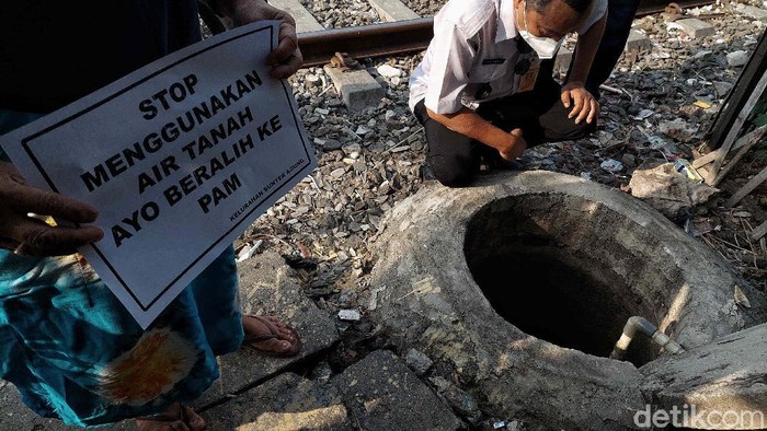 Pemprov DKI Jakarta berencana membuat regulasi tentang pengendalian penggunaan air tanah. Namun saat ini masih banyak warga yang menggunakan air tanah untuk kebutuhan.