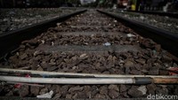 Salah satu caranya adalah mereka menggali sumur galian di deket rel kereta api. Warga menyelipkan pipa dan selang di bawah rel kereta.
