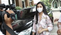 DJ Una terlihat menghadiri sidang cerai perdananya tanpa Irsan Ramadhan. Dihubungi melalui telepon, Irsan ramadhan angkat biara, Iya benar memang sekarang sedang dalam proses perceraian. Kalau penyebab, mungkin perbedaan prinsip dan visi misi kita. Ke depannya kita bakal urus anak bareng-bareng kok. Hubungan saya sama Una juga baik-baik saja, terutama dalam komunikasi untuk mengurus anak kita. Foto: Pahlevi S/detikHOT