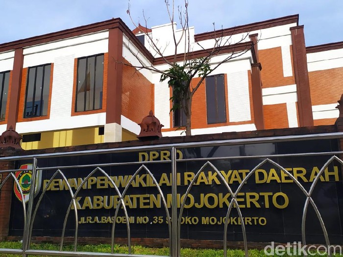 Anggota DPRD Kabupaten Mojokerto, Mustakim dilaporkan ke polisi. Ia diduga menipu pengusaha rental mobil yang merupakan temannya, Rp 75 juta.