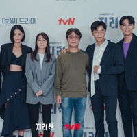 Drama Korea Jirisan akan menggantikan Hometown Cha Cha Cha dan tayang mulai 23 Oktober 2021. Dengan jumlah 16 episode, Jirisan dijadwal setiap Sabtu dan Minggu pukul 21.00 di tvN. Penonton juga dapat menonton drakor Jun Ji Hyun di iQiyi. Foto: dok. tvN