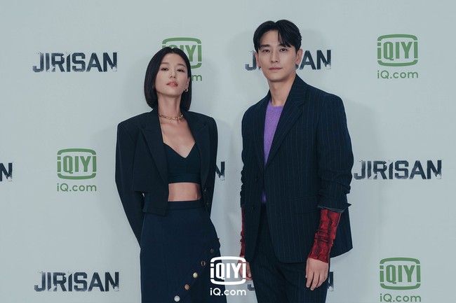 Jun Ji Hyun dipasangkan dengan Ju Ji Hoon setelah dipertemukan dalam drama Korea Kingdom. Kali ini keduanya dikisahkan sebagai penjaga hutan dalam drama Korea Jirisan. Foto: dok. iQiyi