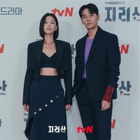 Atasan crop top yang dikenakannya Jun Ji Hyun mempertegas otot perutnya. Sang aktris tampil dengan lipstik berwarna nude dan eye makeup berwarna neutral yang membuat penampilannya terlihat elegan. Foto: dok. tvN
