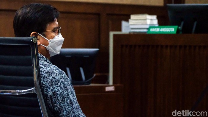 Eks Dirut Sarana Jaya Jalani Sidang Dakwaan Kasus Lahan DKI Eks Dirut Sarana Jaya, Yoory Corneles Pinontoan jalani sidang dakwaan kasus pengadaan lahan di Munjul, Jaktim. Ia didakwa merugikan negara Rp 152,5 miliar.
