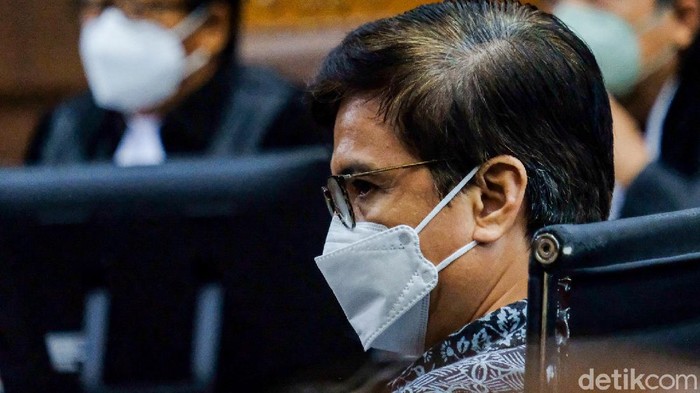 Eks Dirut Sarana Jaya Jalani Sidang Dakwaan Kasus Lahan DKI Eks Dirut Sarana Jaya, Yoory Corneles Pinontoan jalani sidang dakwaan kasus pengadaan lahan di Munjul, Jaktim. Ia didakwa merugikan negara Rp 152,5 miliar.