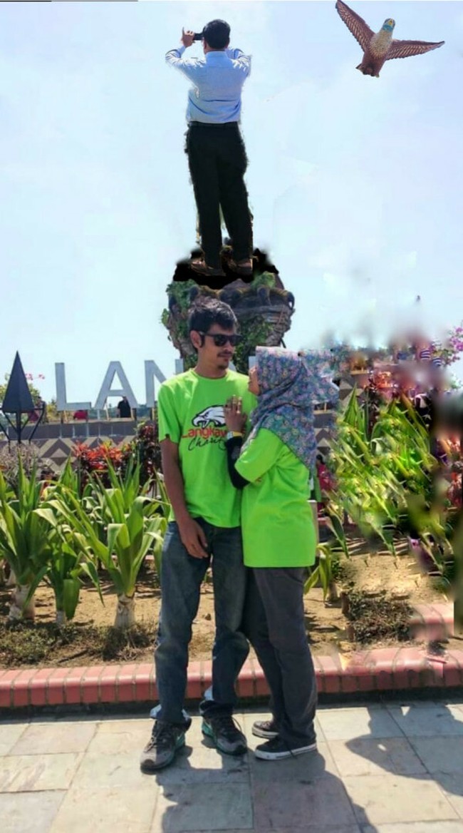 Bukannya dihilangkan, sang bapak justru dipindahkan  ke bagian atas untuk menggantikan patung burung. Patung burungnya diedit jadi seperti burung hidup yang benar-benar sedang terbang. Foto: LobakMerah dan Facebook/Dak Angah Lailatul