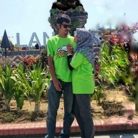 Bukannya dihilangkan, sang bapak justru dipindahkan  ke bagian atas untuk menggantikan patung burung. Patung burungnya diedit jadi seperti burung hidup yang benar-benar sedang terbang. Foto: LobakMerah dan Facebook/Dak Angah Lailatul