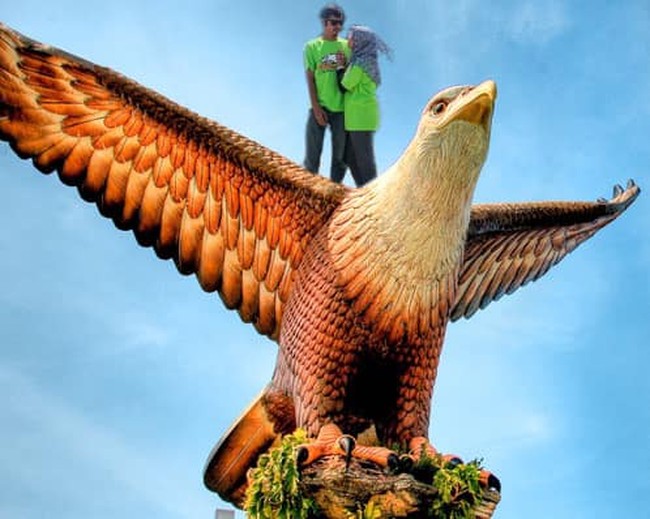 Kalau yang satu ini sih jadi mengingatkan kita sama film-film kerajaan yang alat transportasinya hewan yang bisa terbang. Coba burungnya diganti sama naga, mungkin jadi lebih keren. Foto: LobakMerah dan Facebook/Dak Angah Lailatul