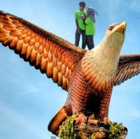 Kalau yang satu ini sih jadi mengingatkan kita sama film-film kerajaan yang alat transportasinya hewan yang bisa terbang. Coba burungnya diganti sama naga, mungkin jadi lebih keren. Foto: LobakMerah dan Facebook/Dak Angah Lailatul