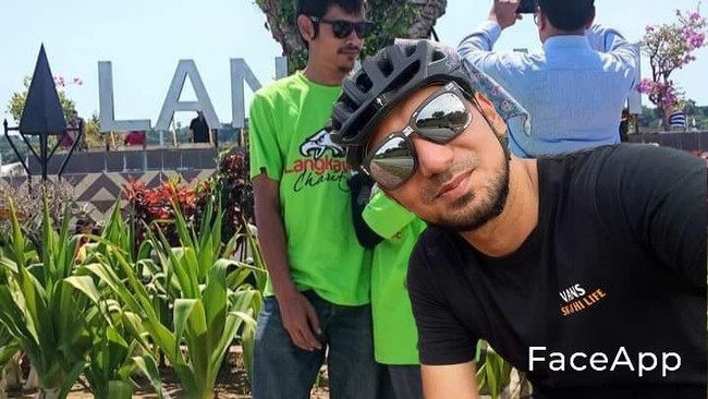 Bukannya dihilangkan, bapak-bapaknya malah ditambahkan. Alhasil endingnya malah jadi gagal romantis karena muka sang istri justru jadi tertutup bapak-bapak berkaca mata hitam. Foto: LobakMerah dan Facebook/Dak Angah Lailatul