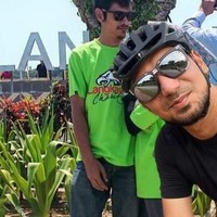 Bukannya dihilangkan, bapak-bapaknya malah ditambahkan. Alhasil endingnya malah jadi gagal romantis karena muka sang istri justru jadi tertutup bapak-bapak berkaca mata hitam. Foto: LobakMerah dan Facebook/Dak Angah Lailatul