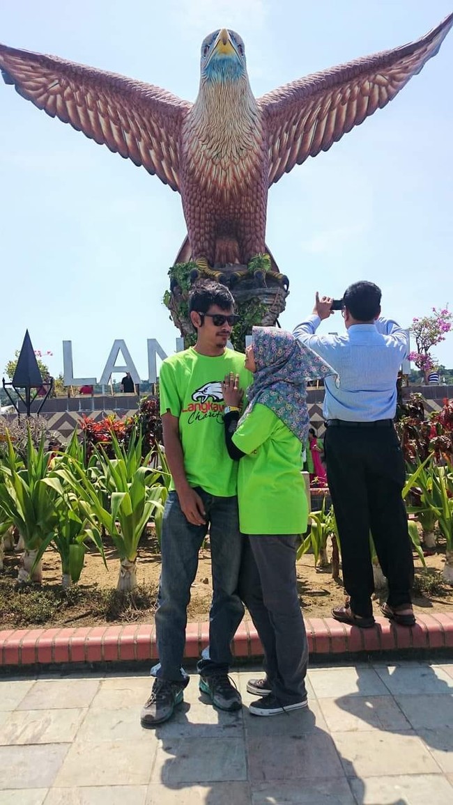 Berawal dari foto ini, seorang wanita asal Malaysia meminta bantuan kepada netizen untuk membuat fotonya menjadi lebih bersih tanpa adanya gangguan bapak-bapak di latar belakangnya. Tak disangka, hasil editan para warga Facebook justru bikin ketawa geli. Foto: LobakMerah dan Facebook/Dak Angah Lailatul