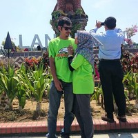 Berawal dari foto ini, seorang wanita asal Malaysia meminta bantuan kepada netizen untuk membuat fotonya menjadi lebih bersih tanpa adanya gangguan bapak-bapak di latar belakangnya. Tak disangka, hasil editan para warga Facebook justru bikin ketawa geli. Foto: LobakMerah dan Facebook/Dak Angah Lailatul