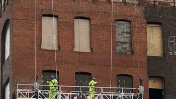 Perusahaan ini sedang merenovasi gedung lama dan memutuskan untuk membersihkannya terlebih dahulu. Foto: Nexhex_ via Bored Panda