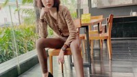 Agnes merupakan seorang pengusaha yang punya banyak koleksi mobil mewah. Tak jarang ia juga menunjukkan koleksi mobil mewahnya pada video-video TikTok buatannya yang berhasil bikin netizen salah fokus. Foto: Intagram/agnes_jennifer