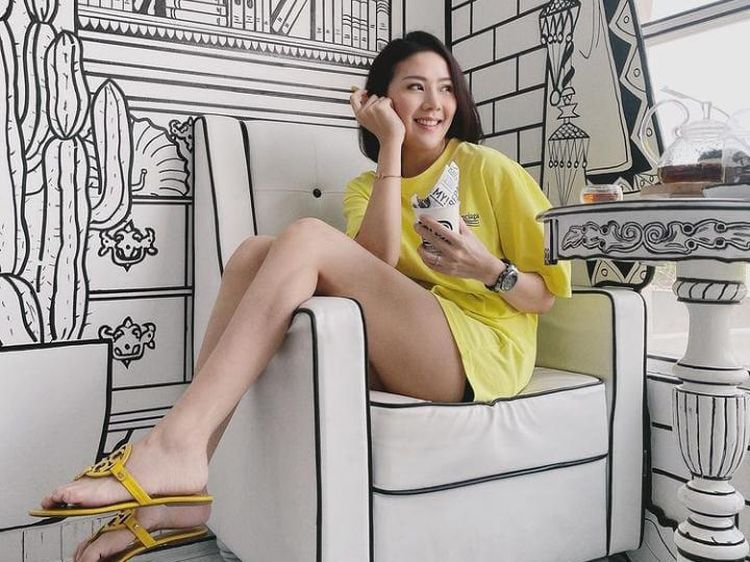 10 Potret Crazy Rich Agnes Jennifer Saat Hangout di Kafe