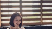 Dibalut dengan pakaian berwarna hitam, Agnes terlihat begitu elegan ketika memegang sebuah minuman. Senyuman manis yang ditunjukkan oleh Agnes membuat dirinya terlihat sedang begitu bahagia. Foto: Intagram/agnes_jennifer
