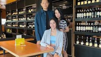 Bertemu di sebuah bar juga menjadi cara Agnes untuk bersilaturahmi santai dengan sahabatnya. Kedekatan ketiganya ini terlihat begitu harmonis dengan warna pakaian yang juga senada. Foto: Intagram/agnes_jennifer