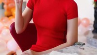 Mengenakan baju berwarna merah saat menikmati minuman yang menyegarkan membuat aura Agnes semakin kuat. Agnes terlihat begitu bersinar dengan riasan tipis di wajahnya. Foto: Intagram/agnes_jennifer