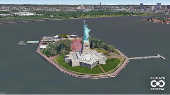 Patung Liberty di kota New York pun ikut terdampak. Foto: Climate Central