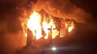 Gedung yang terbakar disebut berusia 40 tahun dengan pertokoan di lantai dasar dan apartemen di lantai atas.