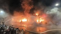 Dinas pemadam kebakaran di kota Kaohsiung menuturkan bahwa gedung itu terbakar pada Kamis (14/10) sekitar pukul 03.00 dini hari waktu setempat. Disebutkan bahwa api yang melalap gedung itu sangat ganas dan menghancurkan banyak lantai.