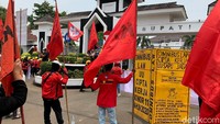 Dalam aksi unjuk rasa tersebut mereka menyampaikan berbagai tuntutan terutama meminta agar kesejahtaraan para buruh lebih diperhatikan.