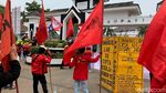 Geruduk Pemkab Karawang, Buruh Minta Omnibus Law Dicabut