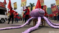 Koordinator aksi dari Federasi Serikat Pekerja Karawang (FSPEK) Kongres Aliansi Serikat Buruh Indonesia (KASBI) Raswita mengungkapkan gelaran aksi ini dilakukan serentak oleh KASBI di seluruh wilayah di Indonesia, dengan membawa beberapa tuntutan rakyat.