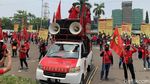 Geruduk Pemkab Karawang, Buruh Minta Omnibus Law Dicabut