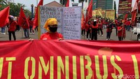 Sementara itu, pihak buruh yang berunjuk rasa juga menyoroti soal pemberangusan pegawai KPK.
