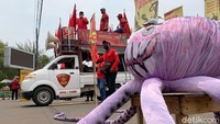 Mereka meminta 58 orang pegawai KPK kembali dipekerjakan seperti semula tanpa syarat dan menuntaskan kemiskinan ekstrem yang terjadi di Karawang.