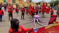 Penampakan ratusan buruh di Karawang menggelar aksi unjuk rasa di depan Kantor Pemkab Karawang, Jawa Barat, Kamis (14/10/2021).