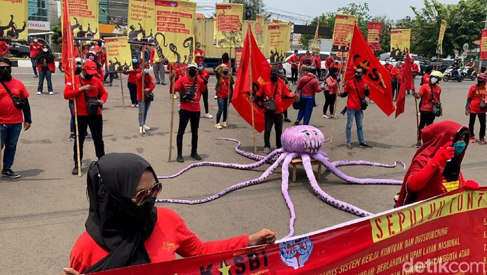 Geruduk Pemkab Karawang, Buruh Desak Omnibus Law Dicabut Ratusan buruh gelar aksi di depan gerbang Pemkab Karawang. Ada sejumlah tuntutan yang disuarakan buruh dalam aksi itu, salah satunya desak Omnibus Law dicabut.