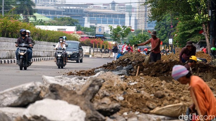 Hati-hati! Ada Proyek Galian di Jalan Angkasa Kemayoran Proyek galian tengah dikerjakan di Jalan Angkasa, Kemayoran, Jakarta. Proyek itu diketahui merupakan proyek sumur resapan untuk cegah genangan saat musim hujan.