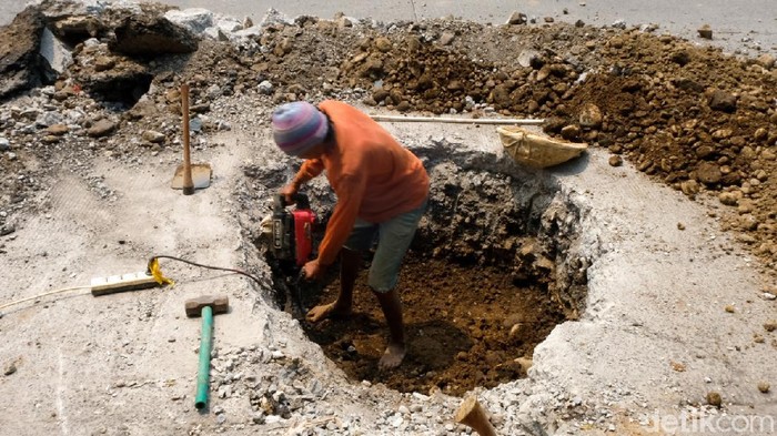 Proyek galian tengah dikerjakan di Jalan Angkasa, Kemayoran, Jakarta. Proyek itu diketahui merupakan proyek sumur resapan untuk cegah genangan saat musim hujan.