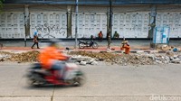 Adanya proyek membuat pengendara melambatkan lajunya.