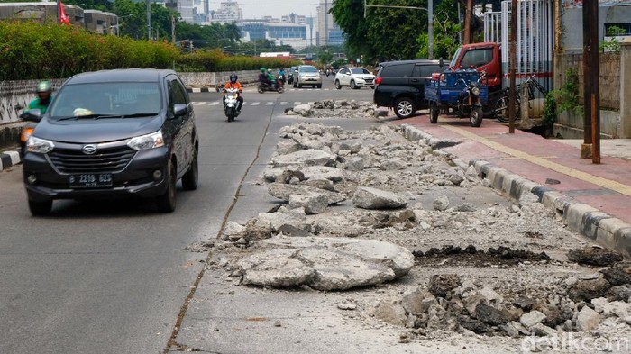 Hati-hati! Ada Proyek Galian di Jalan Angkasa Kemayoran Proyek galian tengah dikerjakan di Jalan Angkasa, Kemayoran, Jakarta. Proyek itu diketahui merupakan proyek sumur resapan untuk cegah genangan saat musim hujan.